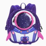 sobre un fondo claro vemos una mochila morada con un ojo de buey como el casco de un astronauta