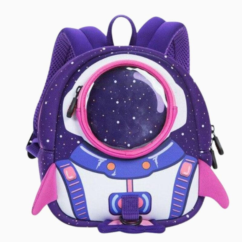sobre un fondo claro vemos una mochila morada con un ojo de buey como el casco de un astronauta