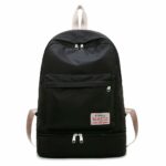 Mochila deportiva con compartimento negro para zapatos y fondo blanco