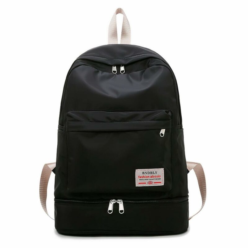 Mochila deportiva con compartimento negro para zapatos y fondo blanco