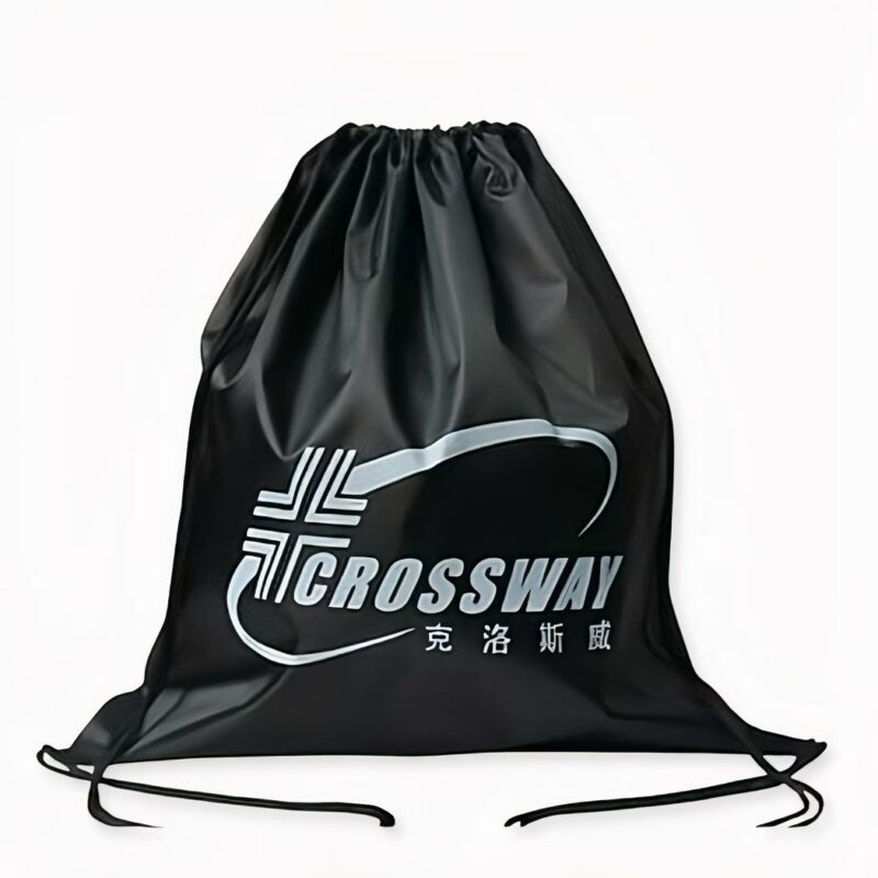Sac_à_dos_de_transport_ballon_avec_cordon_de_serrage_2 Mochila de fino tejido negro con letras blancas. Tiene cordones negros.