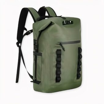Mochila impermeable de 30L para trekking verde, de buena calidad y muy práctica.