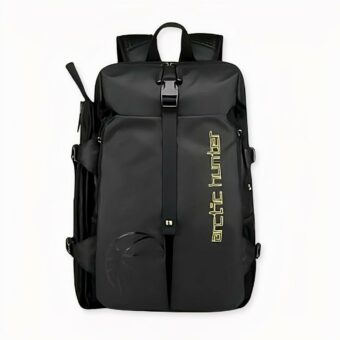 Mochila de viaje con bolsa de zapatos negra con fondo blanco