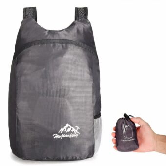 Mochila impermeable plegable en gris con fondo blanco