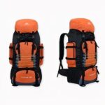 Mochila de senderismo naranja muy grande con fondo blanco