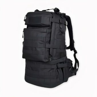 Mochila militar de gran capacidad en negro sobre fondo gris claro.