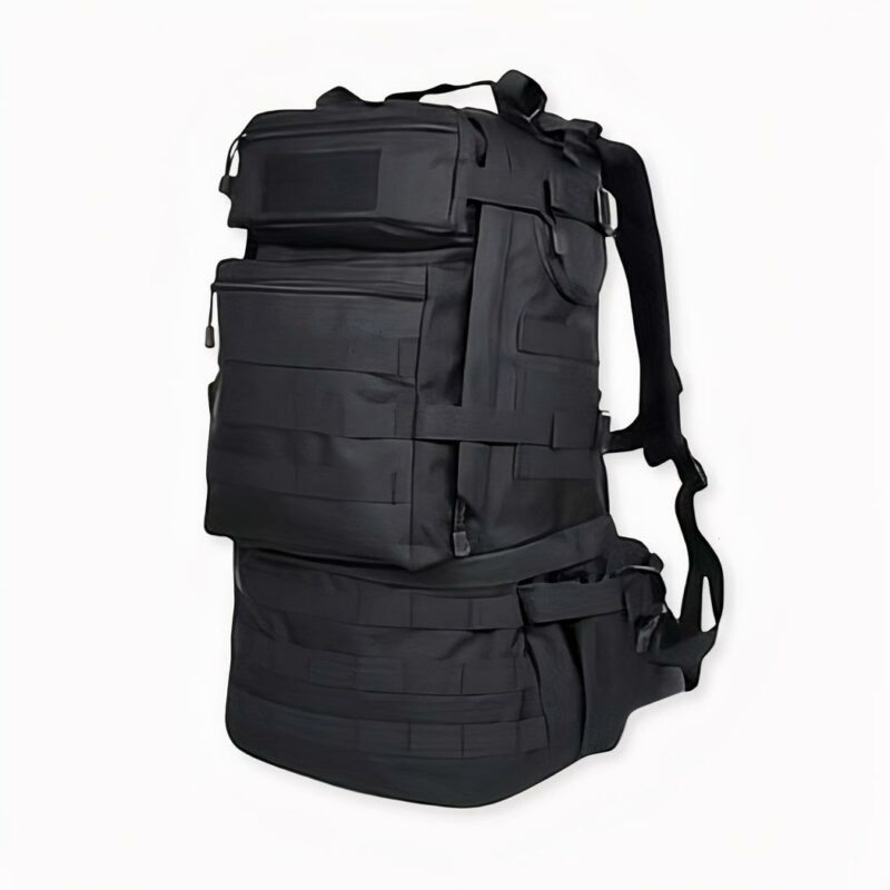 Mochila militar de gran capacidad en negro sobre fondo gris claro.