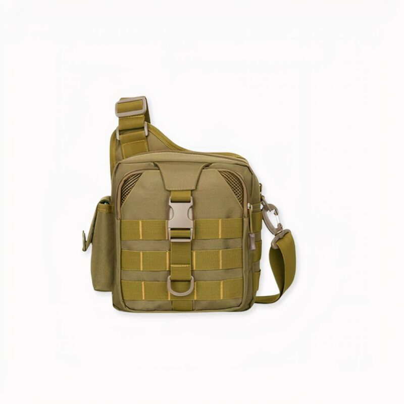 Esta bandolera militar con múltiples compartimentos, fabricada íntegramente en nailon, es muy resistente y repele el agua. Dispone de mucho espacio para guardar su equipo digital. La correa es ajustable para una máxima comodidad.