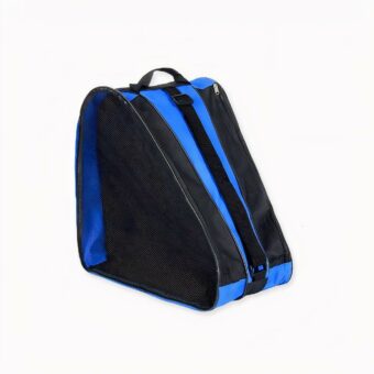 Mochila para botas de esquí o snowboard en azul sobre fondo gris claro.