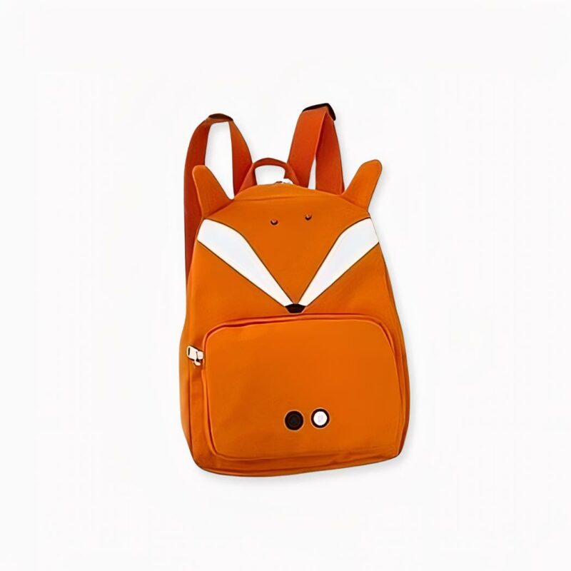 Gran mochila naranja de animales con cama blanca y fondo de libros