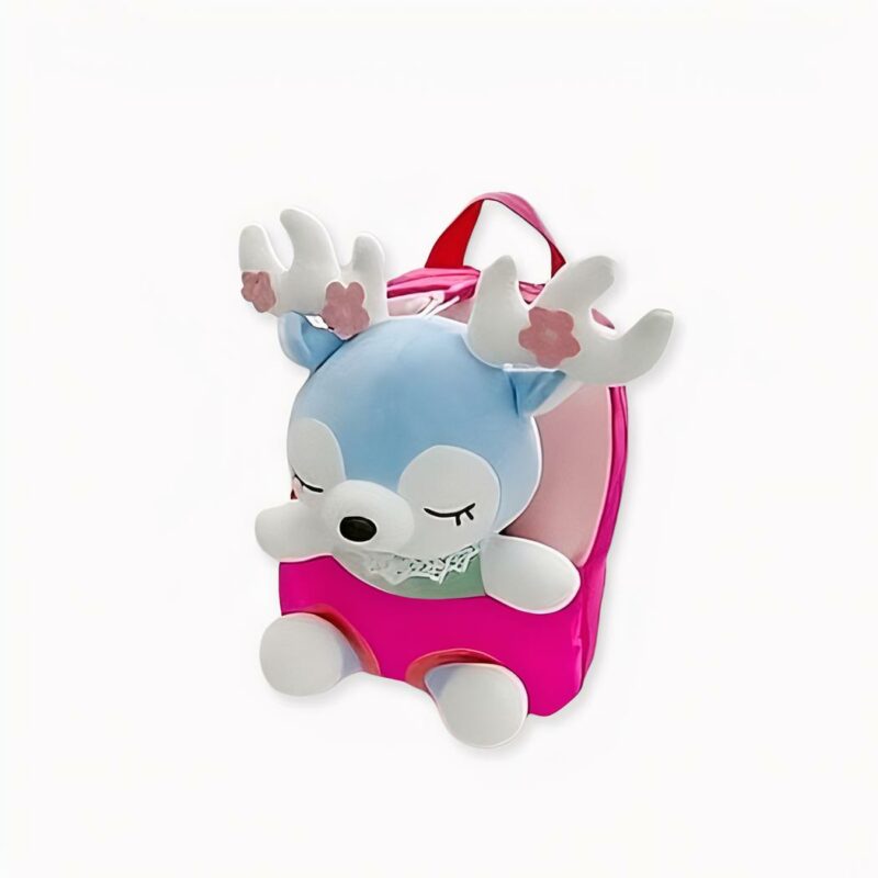 Mochila escolar de felpa para un niño rosa en una cama blanca con una felpa blanca en el lateral. Buena calidad y muy práctica.