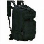 Mochila militar de 30L en negro sobre fondo gris claro.