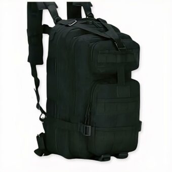 Mochila militar de 30L en negro sobre fondo gris claro.