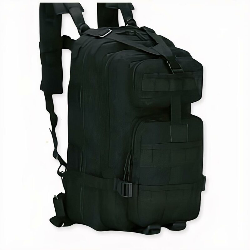 Mochila militar de 30L en negro sobre fondo gris claro.