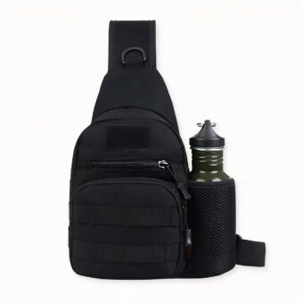 Mochila militar de un hombro con compartimento para botella de agua en negro con fondo blanco