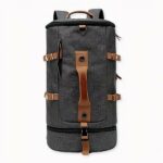 Mochila militar de 50L para hombre con fondo gris claro.