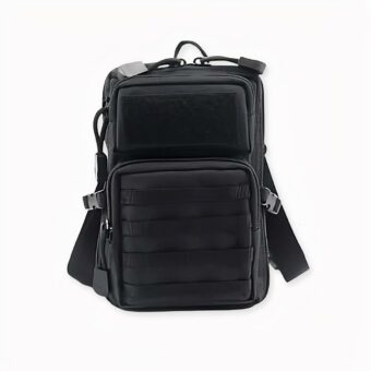 Bolso de hombre con cinturón de cadera sobre fondo gris claro.