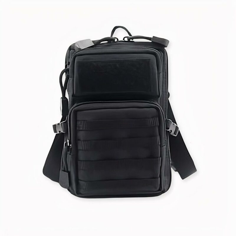 Bolso de hombre con cinturón de cadera sobre fondo gris claro.