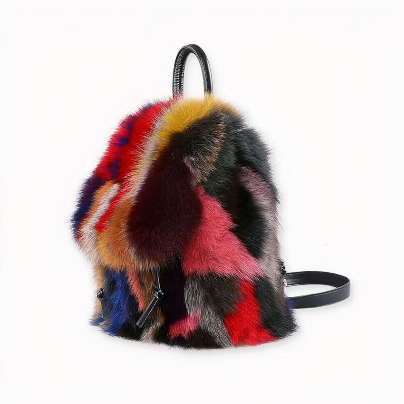 La mochila de piel es el accesorio perfecto para quienes desean añadir un toque de estilo y funcionalidad a su look diario. Fabricada con algodón de alta calidad y auténtica piel de zorro, esta mochila no sólo es cálida y colorida, sino también suave al tacto. Tanto si la utiliza para ir al colegio, al trabajo o de viaje, la mochila de piel seguro que causará sensación.