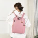Mochila impermeable para mujeres de negocios llevada por una mujer en una casa