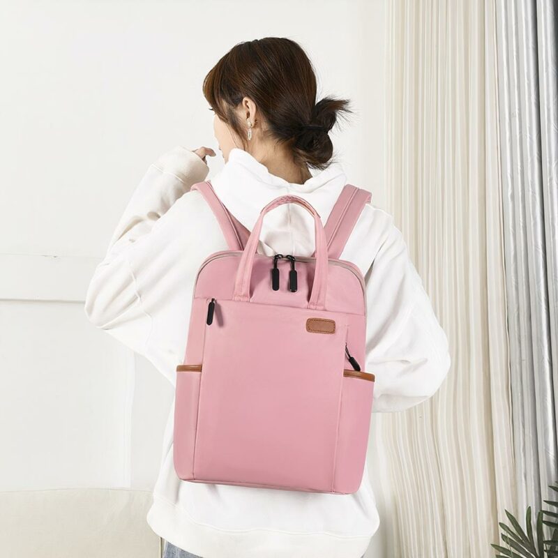 Mochila impermeable para mujeres de negocios llevada por una mujer en una casa