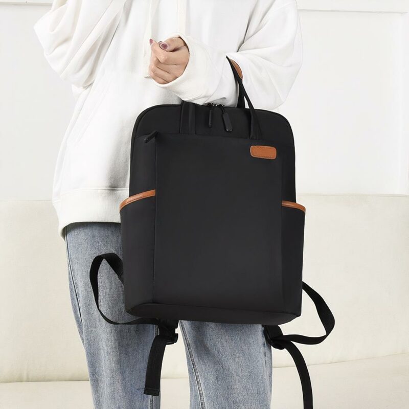 Mochila impermeable negra para mujeres de negocios con un maniquí sujetando la bolsa