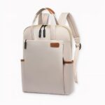 ¿Busca una mochila práctica y a la moda que mantenga sus pertenencias seguras y secas? No busque más: ¡nuestra mochila impermeable para mujeres de negocios! Fabricada con materiales resistentes y con un diseño elegante, esta mochila es perfecta para mantener sus cosas organizadas sobre la marcha. Tanto si sale a las calles de Nueva York como si viaja a un nuevo país, esta mochila la tiene cubierta.