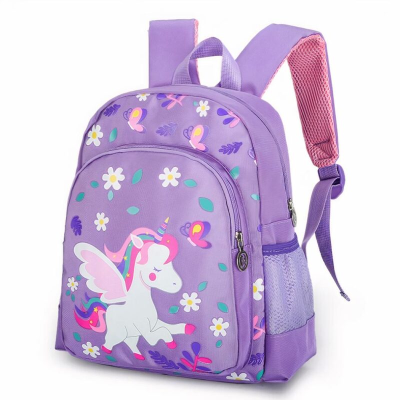 Mochila unicornio con flores moradas sobre fondo blanco