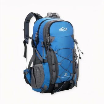 Mochila de esquí con ajuste espinal en azul sobre fondo gris claro.
