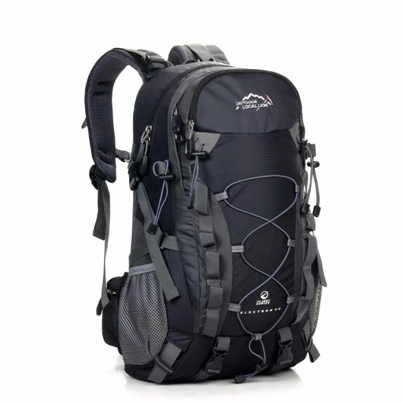 Mochila de esquí con ajuste espinal en negro con fondo blanco