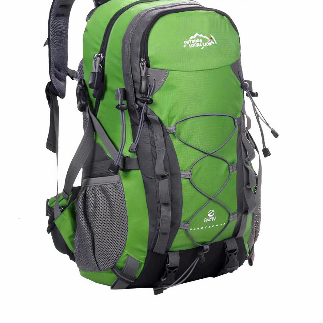 Mochila de esquí con ajuste espinal verde y gris y fondo blanco