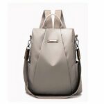 Elegante mochila antirrobo oxford para mujer en gris con fondo blanco