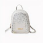 ¿A su hija le encantan las mochilas con purpurina? Si es así, le encantará esta bonita mochila de purpurina. Esta mochila para niñas adolescentes o mujeres jóvenes es sencillamente bonita. Sus lentejuelas brillantes le dan un toque juguetón y de cuento de hadas. Su hija se sentirá como una princesa con esta mochila.