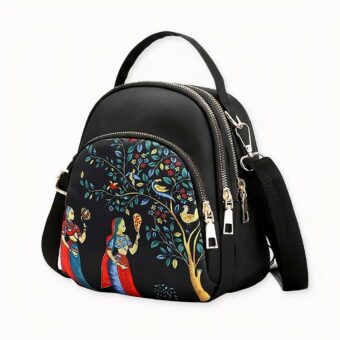 Mini mochila de mujer con motivo de árbol sobre fondo gris claro.