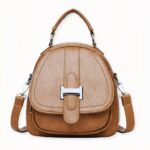 Déjese seducir por esta mini mochila multibolsillos de piel para mujer. Es una bonita mochila que le resultará indispensable para sus viajes diarios. Con su pequeño tamaño y su peso pluma, es imposible no adorar llevarla.