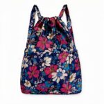 mochila vintage de gran capacidad con cordón sobre fondo gris claro.
