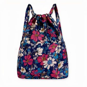 mochila vintage de gran capacidad con cordón sobre fondo gris claro.