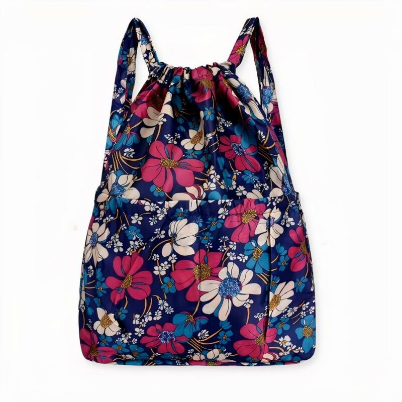 mochila vintage de gran capacidad con cordón sobre fondo gris claro.