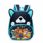 Mochila azul con diseño de perro de patrulla y fondo blanco