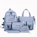 Este juego de mochilas de lona para chicas adolescentes y mujeres se compone de cinco bolsas de alta calidad. Estas bolsas son resistentes y duraderas, lo que las hace perfectas para el uso diario. También son espaciosas y pueden contener todo lo necesario para sus actividades diarias. Estas bolsas son bonitas y están a la moda.