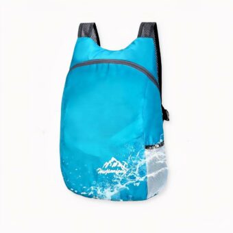 He aquí una mochila perfecta para el deporte, el senderismo o los viajes. Ligera e impermeable, esta mochila es fácil y práctica de manejar y transportar, con una capacidad total de menos de veinte litros para todo su equipo.