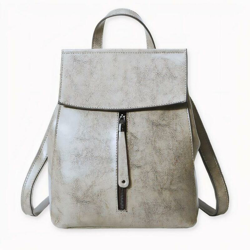 Esta mochila de piel de estilo vintage es perfecta para la mujer moderna que se desplaza. Está hecha de auténtica piel de vaca, por lo que es duradera y fuerte, además de resistente al agua y al desgaste. Además, es lo bastante espaciosa para guardar todos sus objetos esenciales y tiene una cómoda correa para el hombro que facilita su transporte.