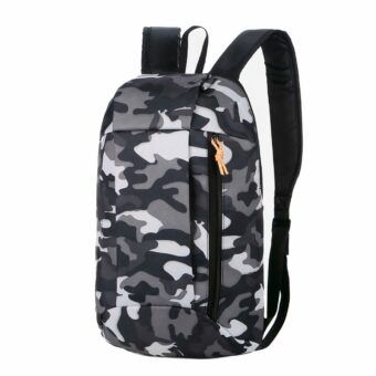 Mochila de senderismo ultraligera de camuflaje en gris y negro con fondo blanco