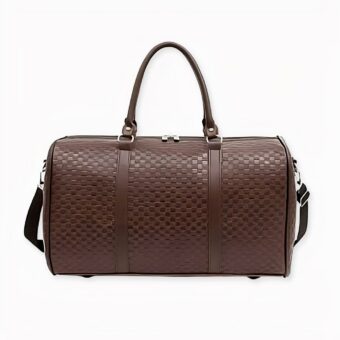 Bolsa de viaje grande impermeable de polipiel en marrón sobre fondo gris claro.