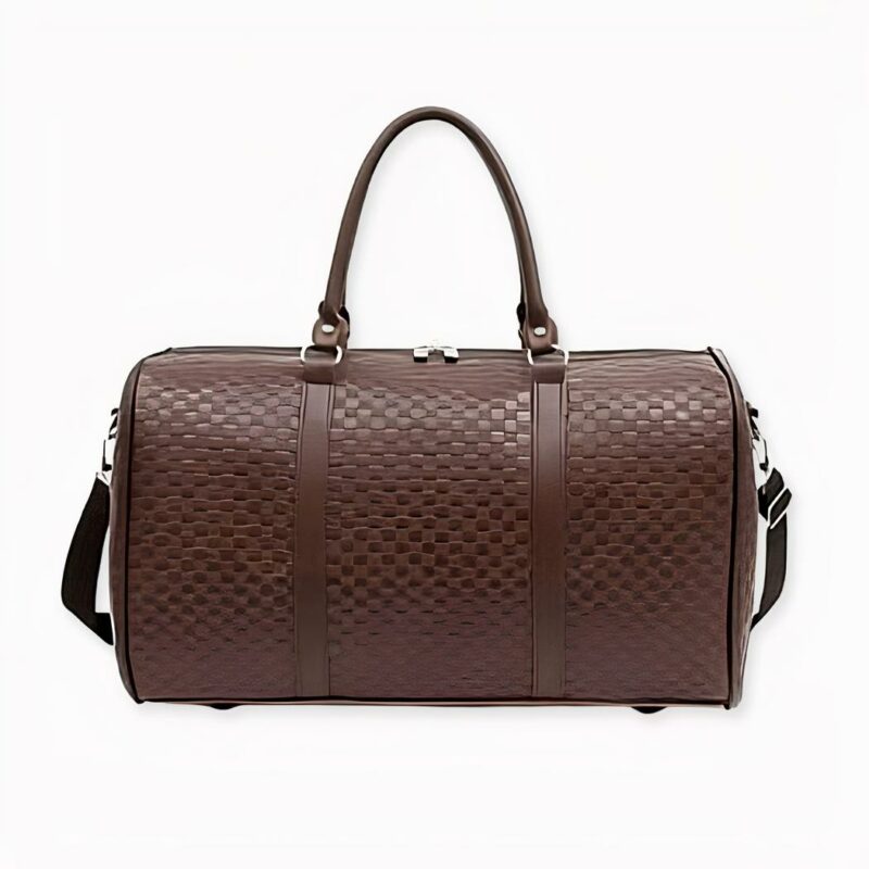 Bolsa de viaje grande impermeable de polipiel en marrón sobre fondo gris claro.