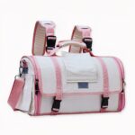 ¿Busca una forma elegante y funcional de transportar a su amigo peludo favorito? ¡Eche un vistazo a esta bolsa de transporte transpirable de calidad para perros y gatos! Esta elegante bolsa de transporte está fabricada con un resistente tejido de nailon y cuenta con paneles de malla transpirables para mantener cómoda a su mascota.