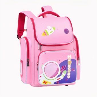 Mochila escolar rosa con motivo de astronauta en el bolsillo delantero con cremallera. Tiene un bolsillo con cremallera a cada lado y el compartimento principal se cierra con cremallera. Tirantes acolchados. Las cremalleras son rojas.