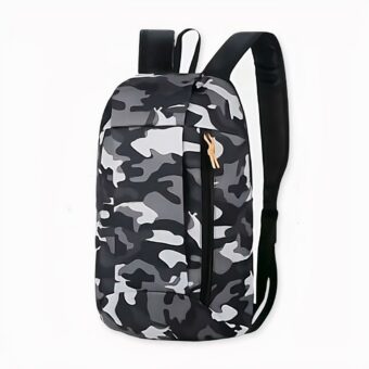 Mochila de senderismo ultraligera de camuflaje en gris y negro con fondo blanco