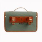 Bolsa de manillar plegable para bicicleta o moto con fondo gris claro.