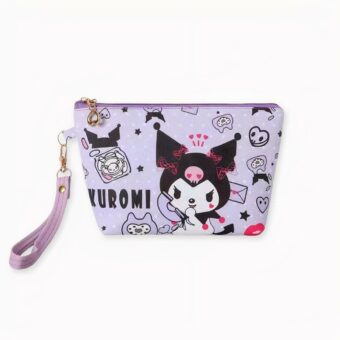 He aquí el neceser de PU con un bonito diseño, perfecto para las chicas con estilo que desean una solución práctica y kawaii para guardar sus cosméticos y artículos de aseo. Este moderno neceser está disponible en cinco colores diferentes, cada uno con un estampado distinto. Tanto si es fan de Cinnamoroll, My Melody, Hello Kitty, las estrellitas gemelas o Kuromi, ¡tenemos el neceser perfecto para usted!